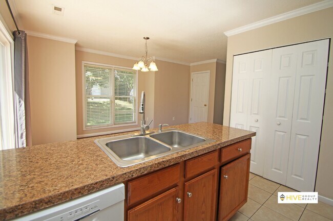 Building Photo - 760 Camelot Ln