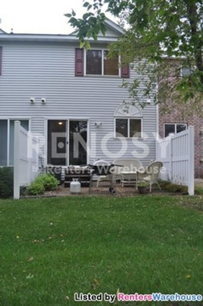 Building Photo - Available August 8 - 2 Bed/1.5 Bath Townhome in Prior Lake