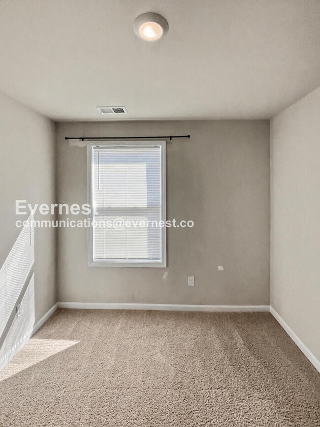 Building Photo - 3 Bed/2.5 Bath Townhome with Garage / Pet-Friendly / Available Now!