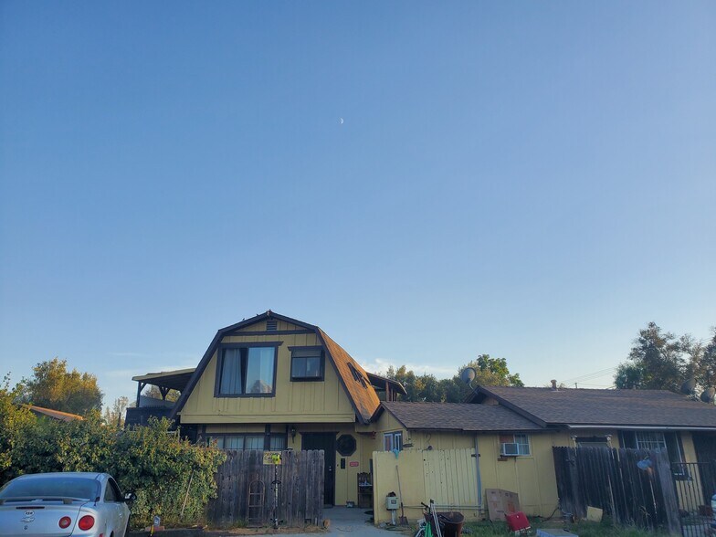 Building Photo - 2135 Rainbow Valley Blvd