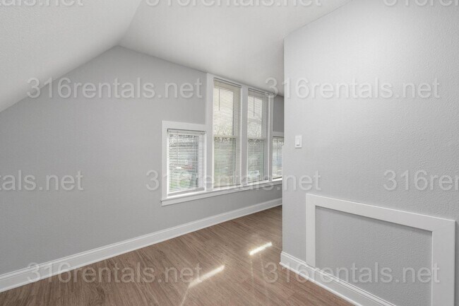 Building Photo - $750 - Studio / 1 bath - Beautiful newly renovated Multi-family home located in Delano