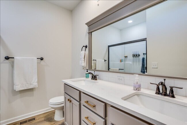 Building Photo - BEAUTIFUL 5 BEDROOM HOME  WITH LAKE VIEW A...