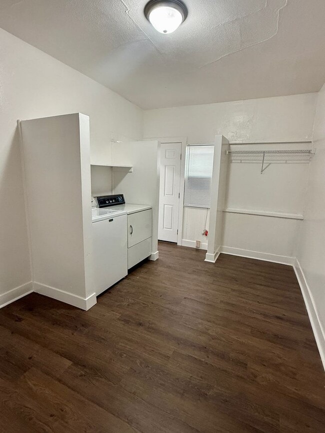 Building Photo - 1 Bedroom 1 Bath Duplex!