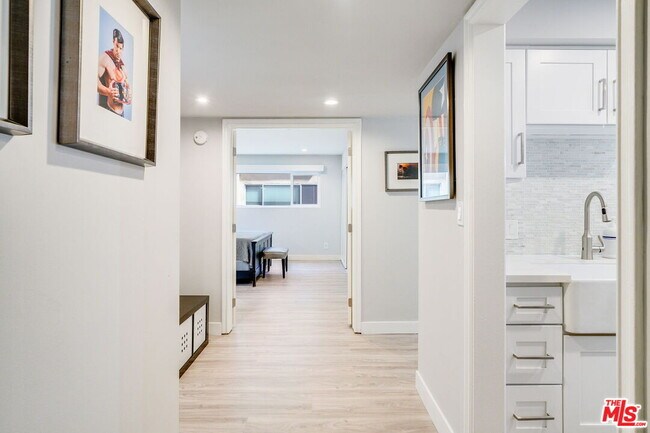 Building Photo - 6728 Hillpark Dr