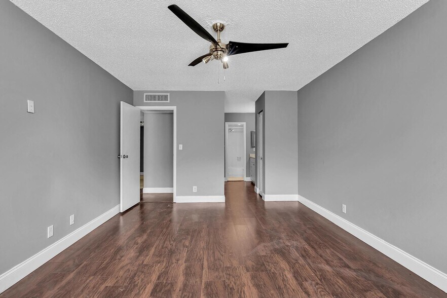 Building Photo - 5961 N Falls Circle Dr