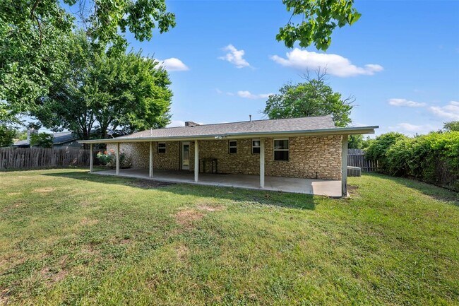 Building Photo - 2506 Oak Ln