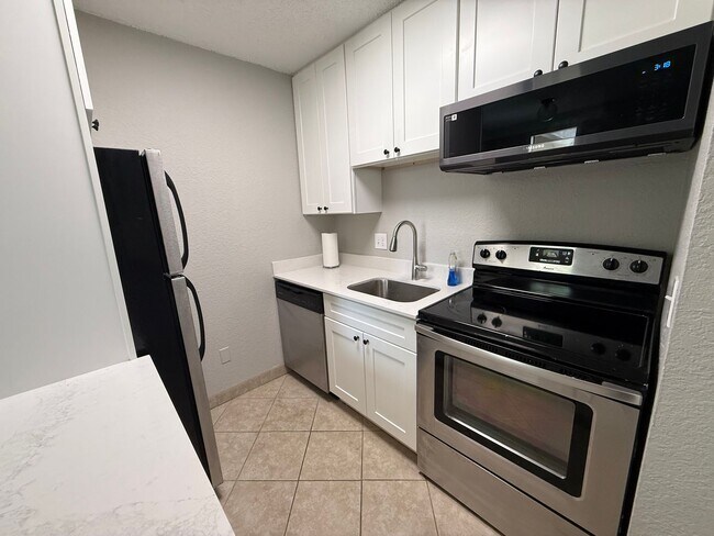 Building Photo - Modern 1-Bed, 1-Bath Condo in Prime Boulde...