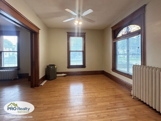 Building Photo - Charming 2 Bedroom Apartment in Northeast ...