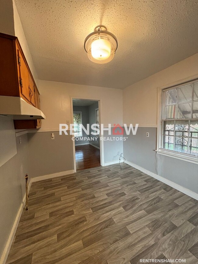 Building Photo - Charming 2 Bedroom in Castalia Heights - N...