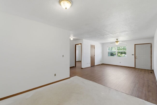 Building Photo - 2 Bed | 2 Bath | 1 Car Garage Home! 1000 sqft located in SPARTA!