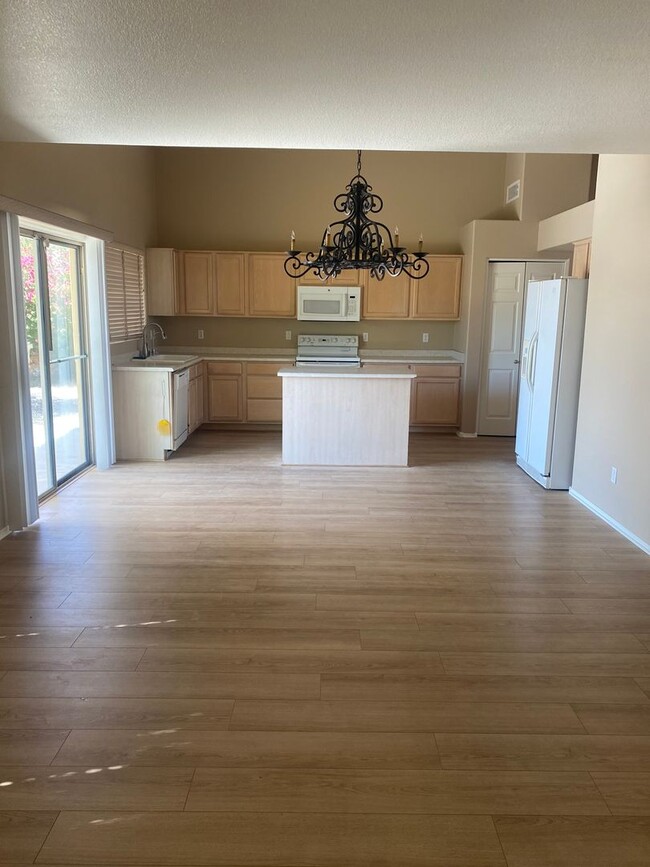 Building Photo - 3 bed / 3 bath w/Pool on Large Lot in Glen...