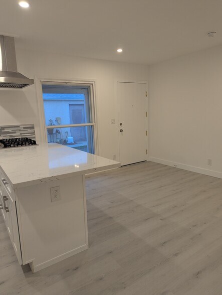 Building Photo - 1906 N Hollywood Way