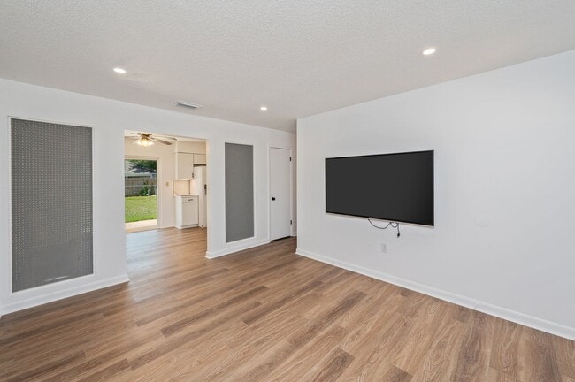 Building Photo - Central 4 bedroom in Niceville!