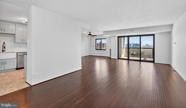 Primary Photo - 307 Yoakum Pkwy