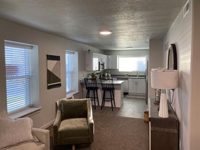 Building Photo - 2 Bed 1 Bath 1st Floor unit in Provo!