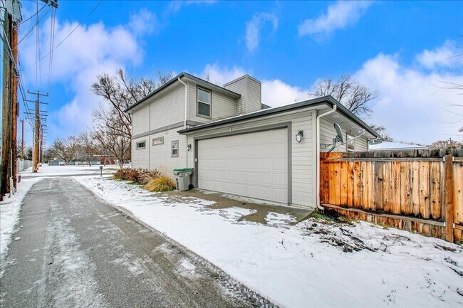 Building Photo - Modern 2 Story Home in North End!