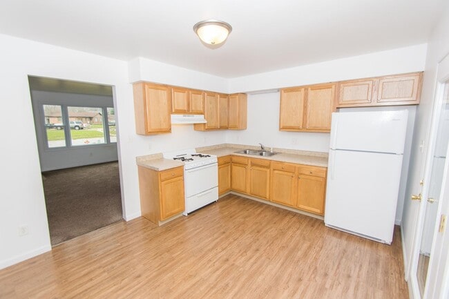 Building Photo - Spacious 2 bedroom / 1 bathroom Duplex for...