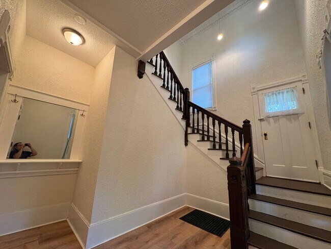 Building Photo - 4 bedroom 2 bathroom Historic Home Downtown Manhattan KS