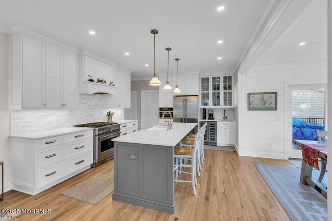 Building Photo - 102 4th Ave