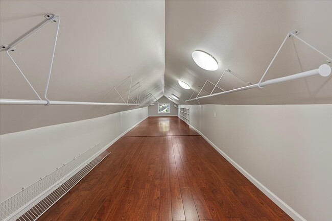 Building Photo - 2048 W 21st St