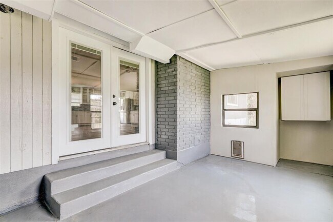 Building Photo - 820 Stadium Dr