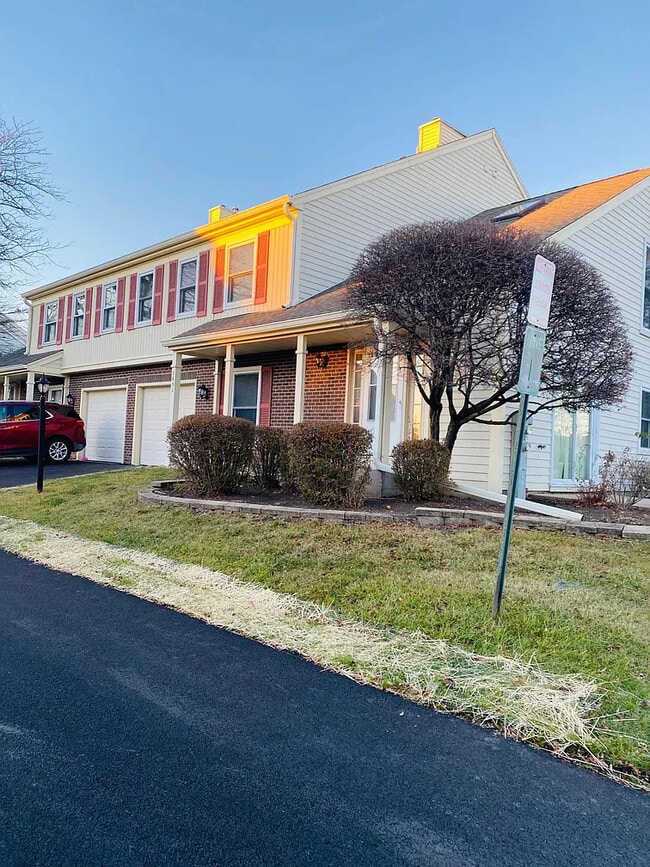 Building Photo - 2630 College Hill Cir