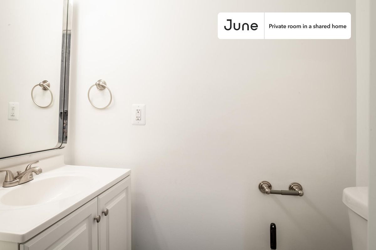Building Photo - Room in Shared 4 bed/3.5 bath home