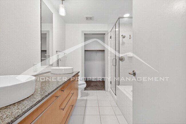 Building Photo - Stunning Condo with City Views and 2 Reser...