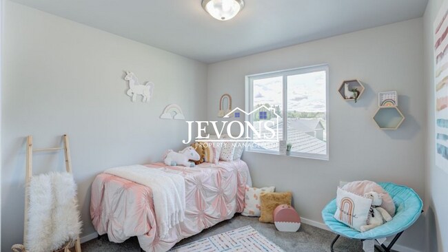 Building Photo - Beautiful 4-bedroom home with fenced backy...