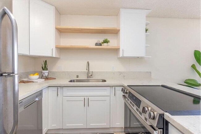 Building Photo - One bedroom one bath in Highly Desirable Building