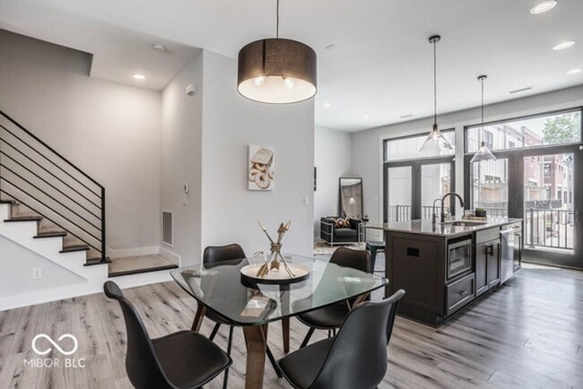 Building Photo - Beautiful townhome located off 16th and College. Pets allowed for an additional $1,000 non refund...