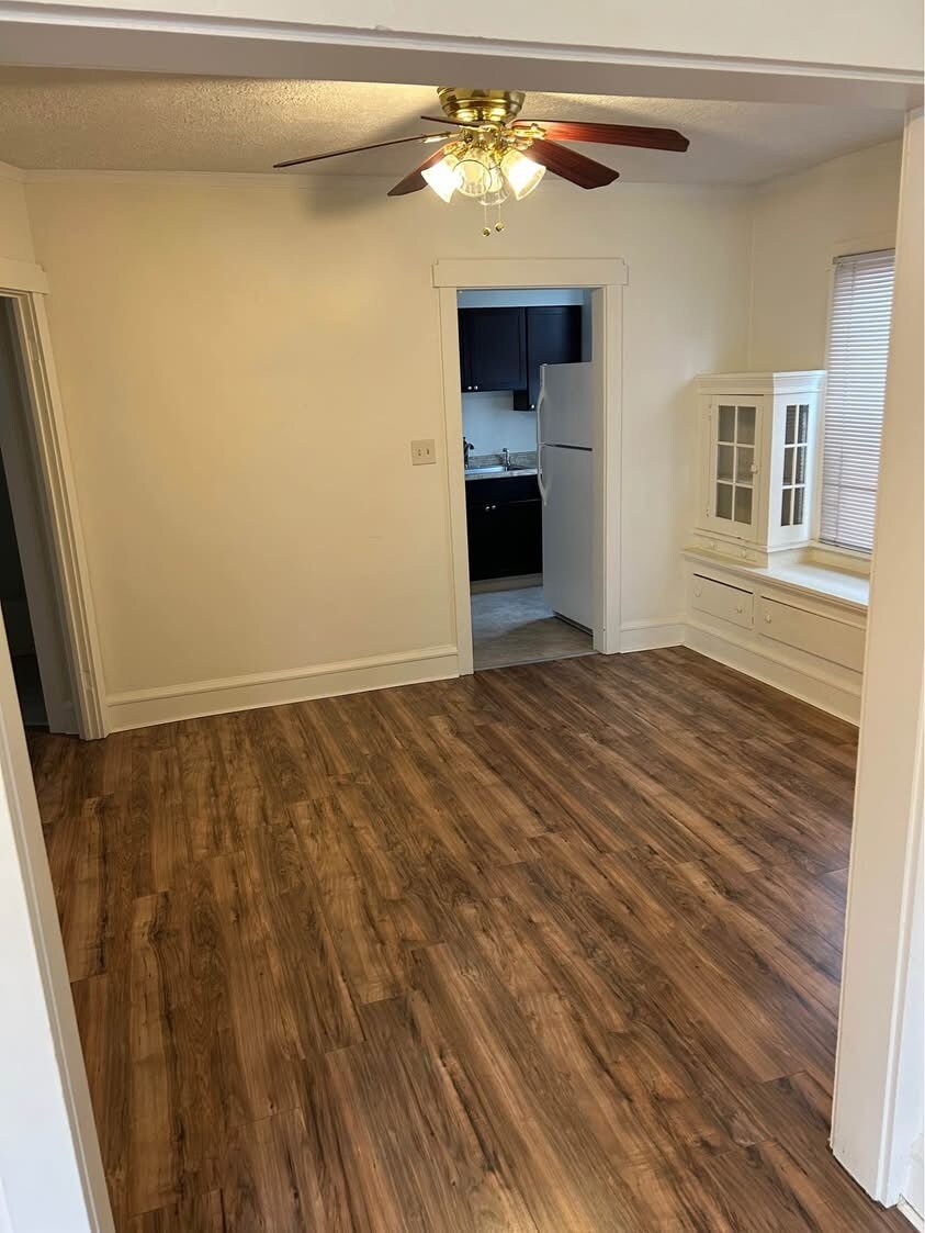 Building Photo - 1463 Riverside Dr