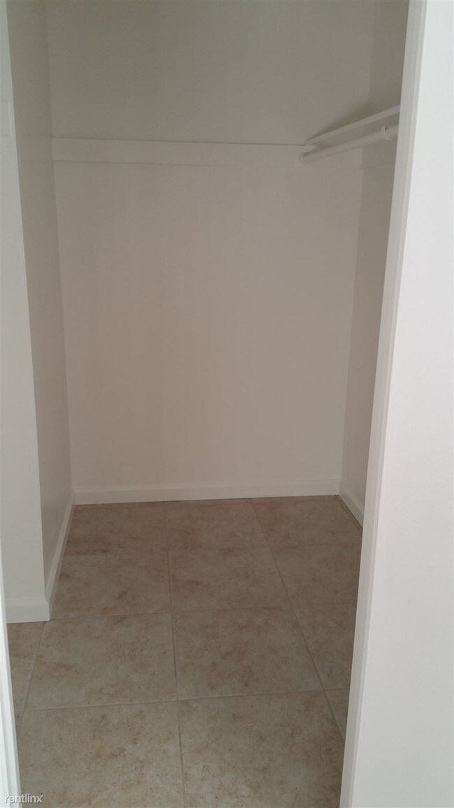 Building Photo - 2 br, 1.5 bath Townhome - 6412 Stockdale Hwy