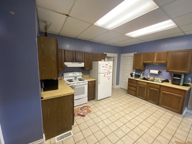 Building Photo - 3 Bed 2 Bath close to UWEC! Available June...