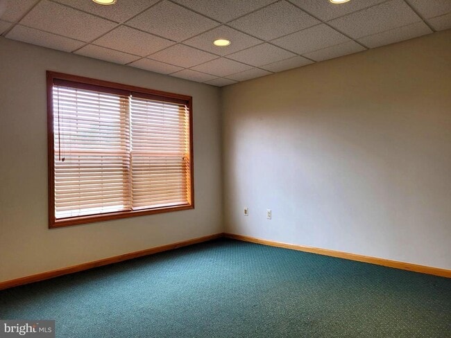Building Photo - 127 Hickory Ln