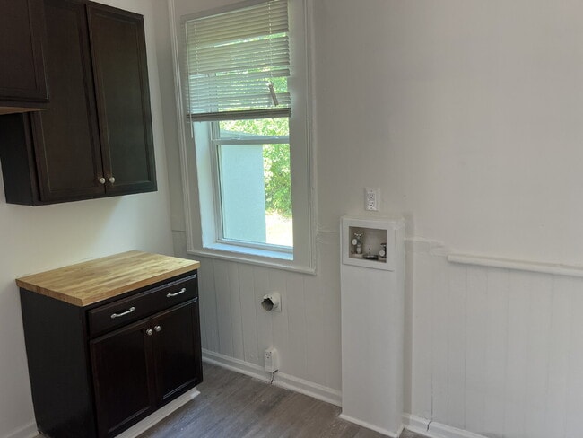 Building Photo - Charming 2 Bedroom Cottage Near King Mill ...
