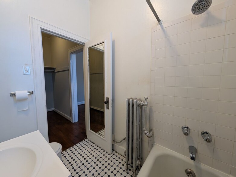 Building Photo - 4631 N Paulina St