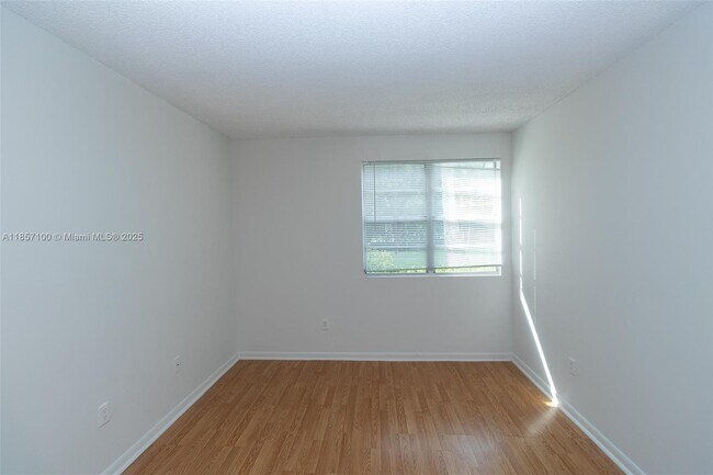 Building Photo - 1237 SW 46th Ave