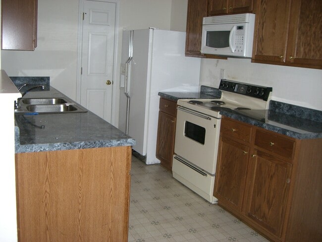 Building Photo - 196 Brookview Dr