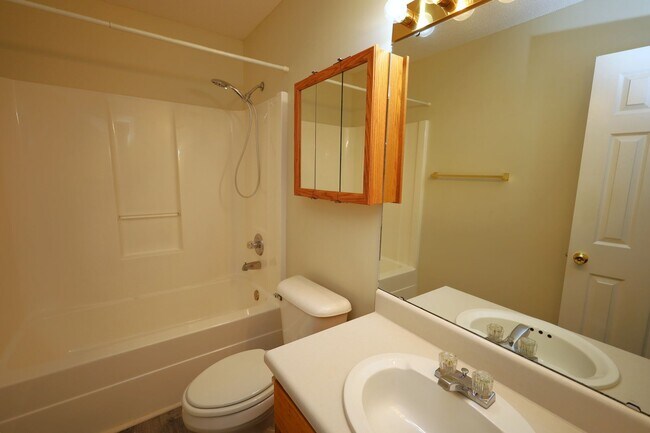 Building Photo - 4200 Shadowwood Dr