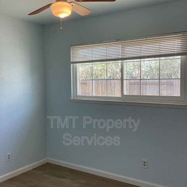 Building Photo - 8724 Halverson Dr