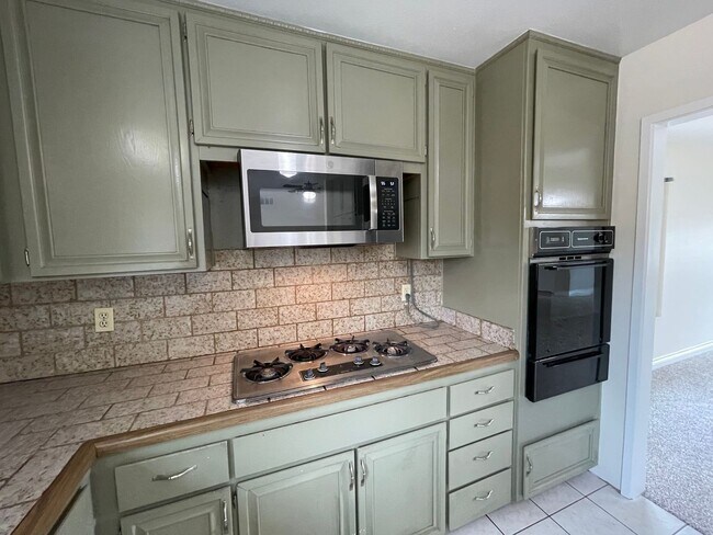 Building Photo - Summerfield Estates Home in Poway.  3/2, 2...