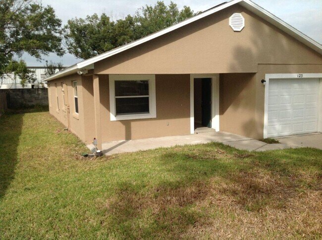 Building Photo - Taft Area/S Orange Ave - Cute 3 bedroom 2 ...