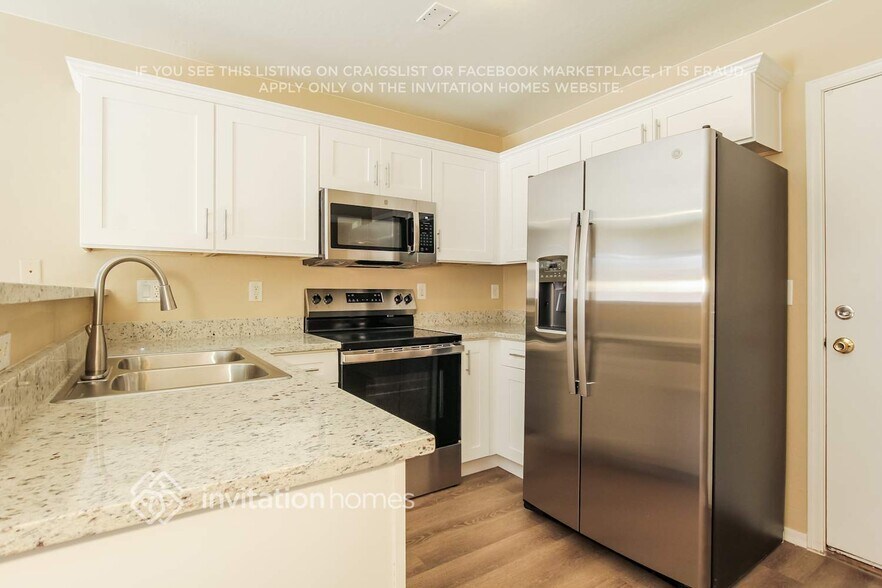 Building Photo - 12921 W Fleetwood Ln