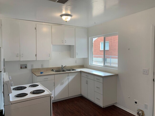 Building Photo - 651 Chester St