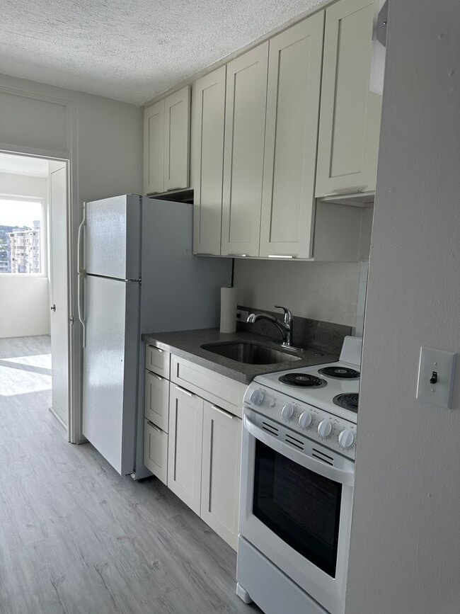 Building Photo - Renovated, 1 Bedroom / 1 Bath convenient location! Available NOW (Rent includes Electricity)
