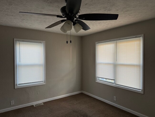 Building Photo - 2 Bedroom Home in a Central Area!