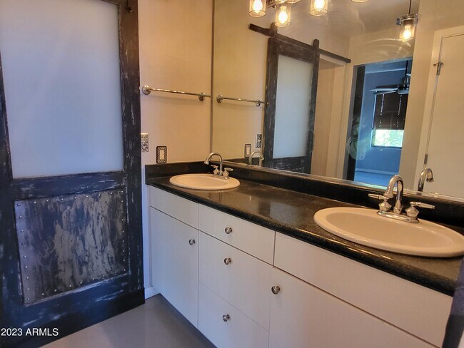 Building Photo - 914 E Osborn Rd