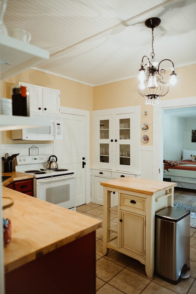 Building Photo - 108 W 6th St