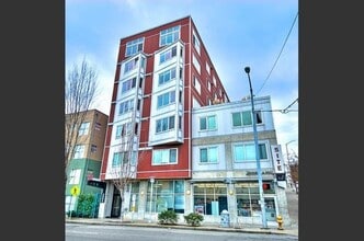 Building Photo - 2 WEEKS FREE RENT/ TOP FLOOR Condo/PARKING INCLUDED!